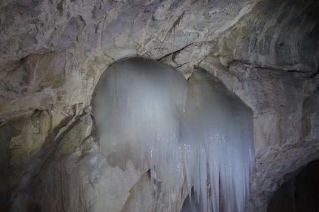 Наледь в пещере фото Леухин И.В. сжат